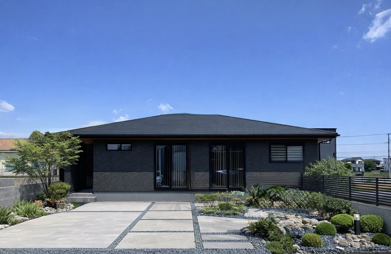 光と木が調和する、和モダンな平屋住宅