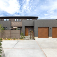 総タイル張り インナーガレージのある家