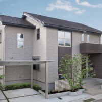 吹抜けのある総タイルの家