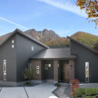 真っ黒なタイル張りの家