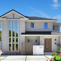 3連窓のある白いタイルの家