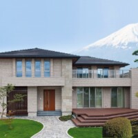 広いバルコニーのタイル張りの家