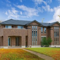 3連窓が二つあるタイル張りの住宅