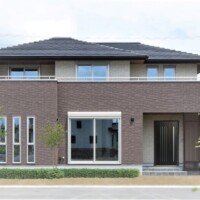 総タイル貼りの邸宅 建築実例 ブラウンの外壁が重厚感を演出するモダンな2階建て住宅の外観