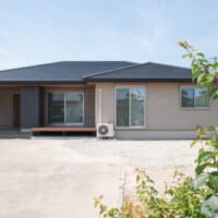 家族が安心して暮らせる、シンプルモダンな平屋